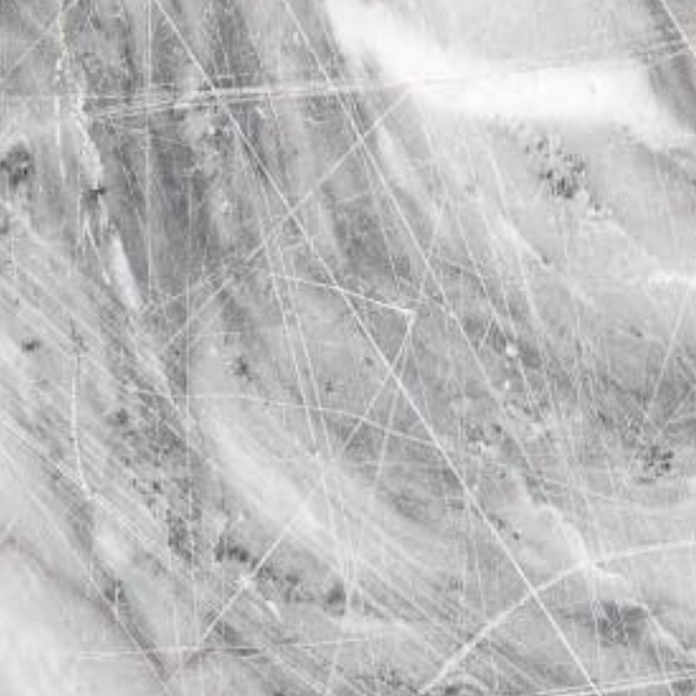 l tempo il marmo perde lucentezza, diventa opaco e pieno di micrograffi. La superficie non riflette più la luce e sembra “sporca” anche subito dopo averla pulita. Soluzione professionale: ✔ Lucidatura o cristallizzazione → Ripristina la brillantezza naturale del marmo → Protegge la superficie → Rende il pavimento più facile da pulire → Effetto specchio immediato