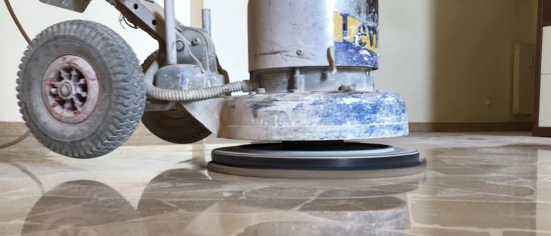 Levigatura Rimozione dislivelli, graffi profondi e preparazione alla lucidatura La levigatura è il trattamento ideale per riportare il pavimento allo stato originale. Elimina dislivelli, ondulazioni, graffi e segni di usura, rendendo la superficie completamente liscia e uniforme. È il passaggio fondamentale per preparare il pavimento alla lucidatura o cristallizzazione, garantendo un risultato finale perfetto e duraturo.